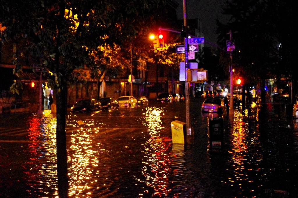 都市部の浸水した道路