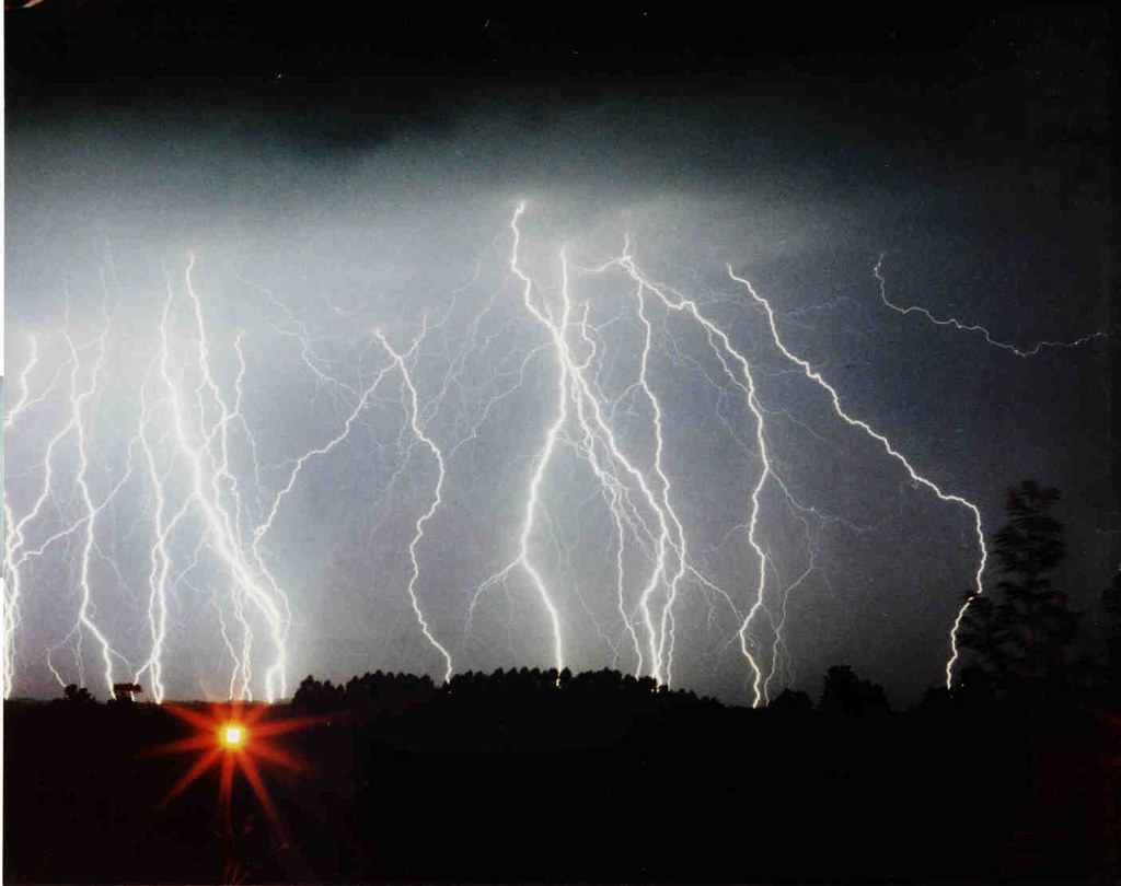 落雷・雷雨の様子