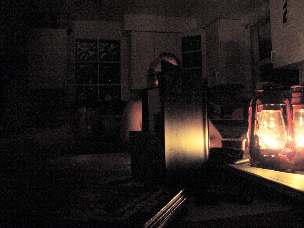 停電で暗くなった街とろうそくの光