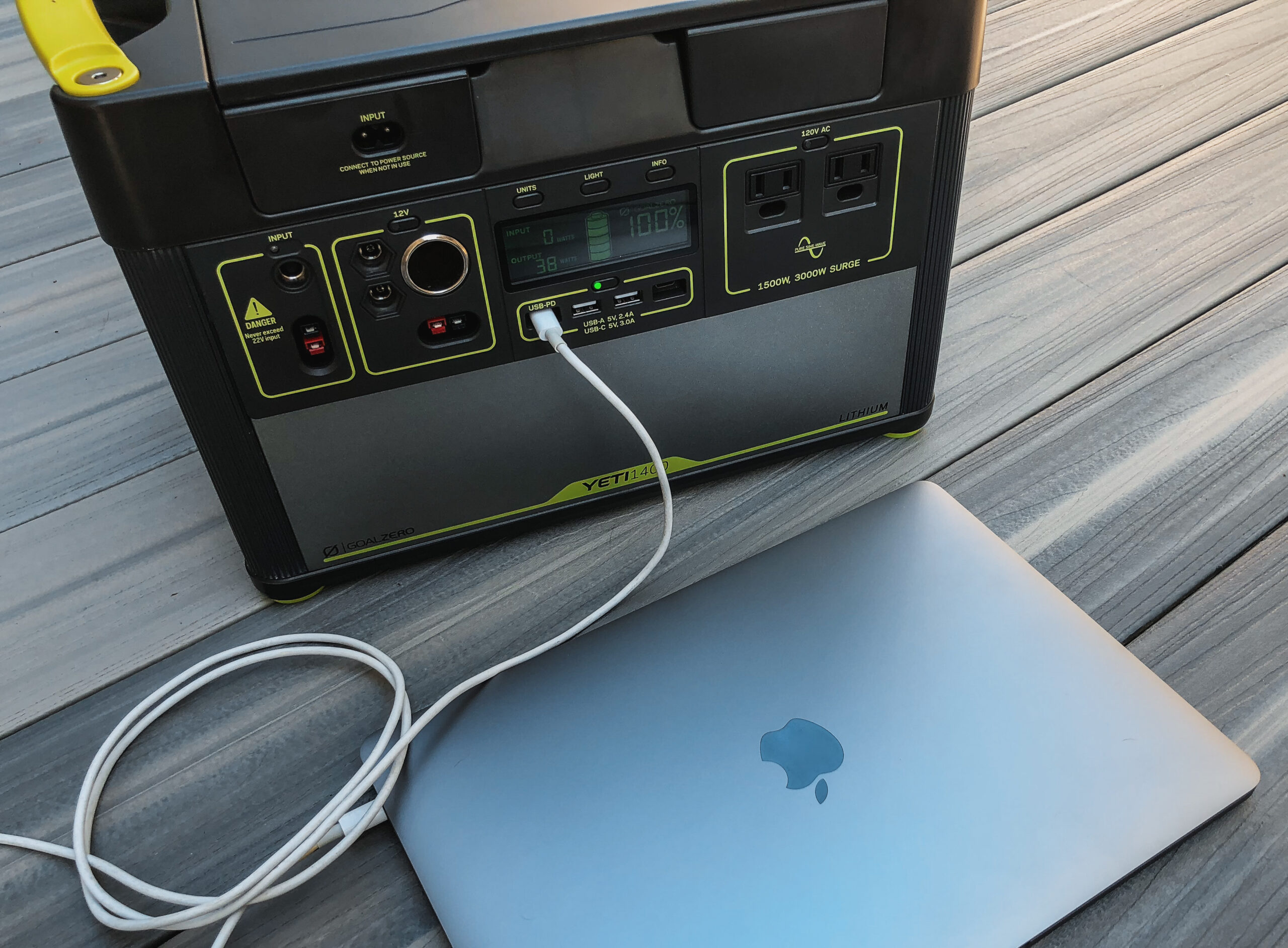 ポータブル電源で機器を充電している様子